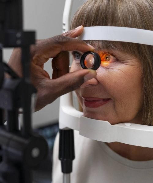 ophthalmologist-doctor-consulting-patient-min